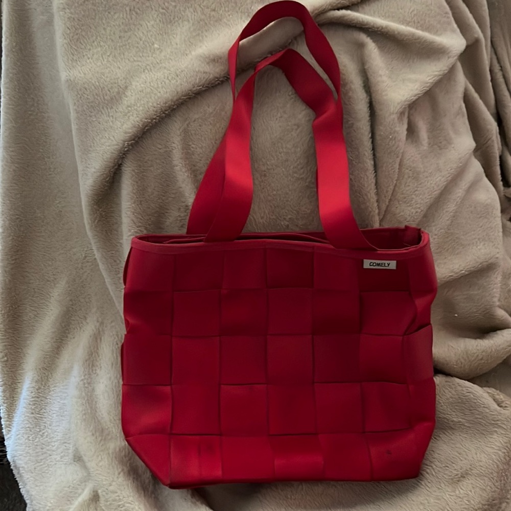 Comely Red "seatbelt" woven purse!
